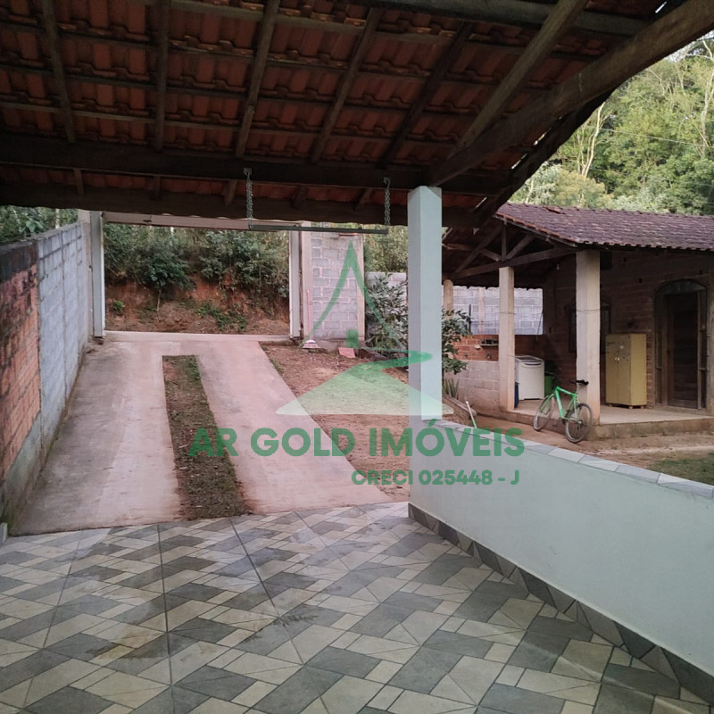 Chácara à venda | 2.180m² de terreno | Lago e riacho | Estrutura completa