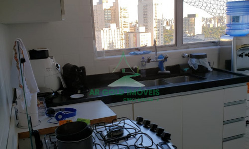 Apartamento à venda em Pinheiros | 160m² | Varanda | 3 banheiros + lavabo | 2 vagas