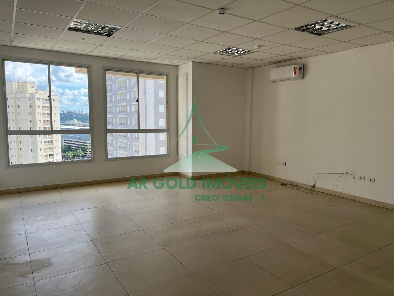Sala comercial para locação em Pinheiros | 43m² | Andar alto | 1 vaga | Próx. Metrô