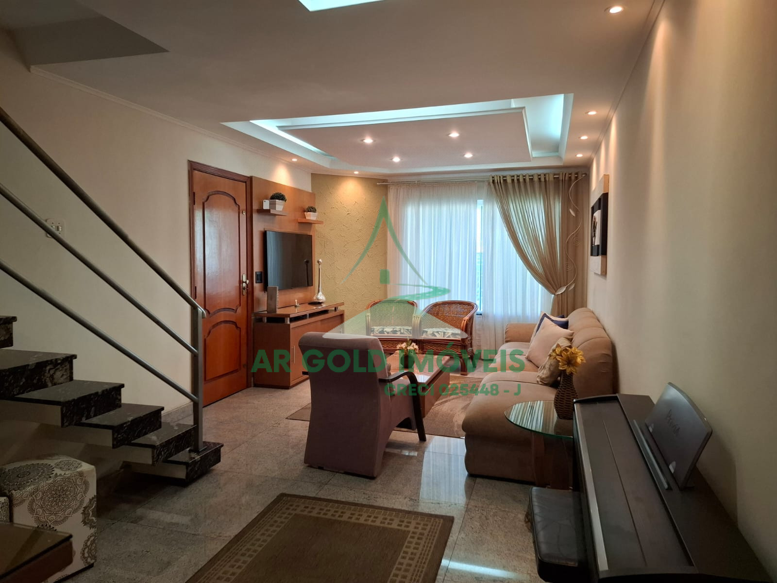 Sobrado à venda no Jardim Têxtil | 3 suítes | 6 vagas | 216m² | Churrasqueira | Energia solar