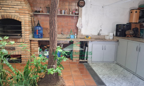 Sobrado à venda no Jardim Têxtil | 3 suítes | 6 vagas | 216m² | Churrasqueira | Energia solar