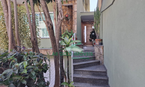 Sobrado à venda no Jardim Têxtil | 3 suítes | 6 vagas | 216m² | Churrasqueira | Energia solar