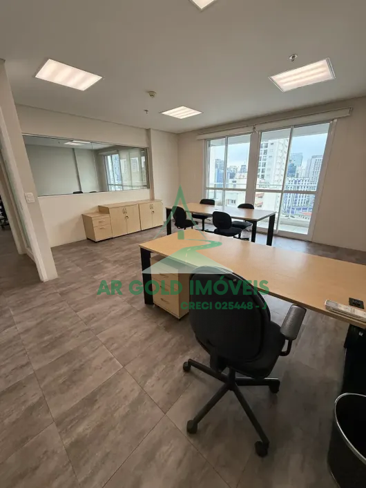Conjunto comercial para locação em Pinheiros | 100m² | Andar alto | Mobiliado | 4 vagas | Próx. Metr