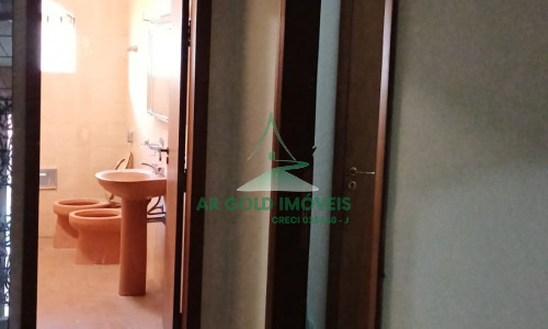 Casa à venda e locação | 360m² | 525m² terreno | Quintal | 8 vagas | Alto padrão