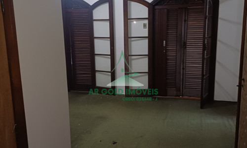 Casa à venda e locação | 360m² | 525m² terreno | Quintal | 8 vagas | Alto padrão