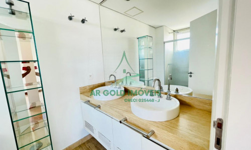 Apartamento à venda em Perdizes | 215m² | 3 suítes | 4 vagas | Reformado e amplo