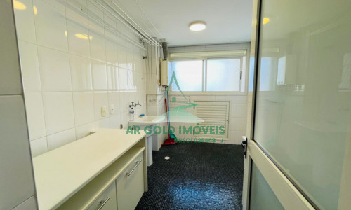Apartamento à venda em Perdizes | 215m² | 3 suítes | 4 vagas | Reformado e amplo