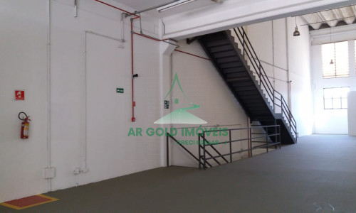 Galpão para locação em Tamboré | 1.000m² | Doca para caminhão | Excelente localização