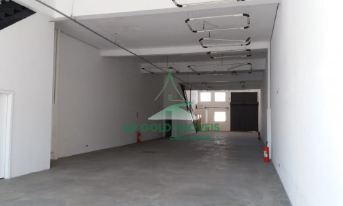 Galpão para locação em Tamboré | 950m² | Doca para caminhão | Pé-direito alto