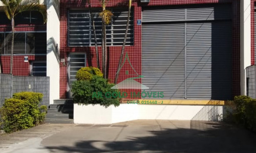 Galpão para locação em Tamboré | 950m² | Doca para caminhão | Pé-direito alto