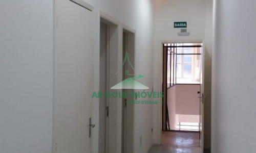 Galpão para locação em Tamboré | 950m² | Doca para caminhão | Pé-direito alto