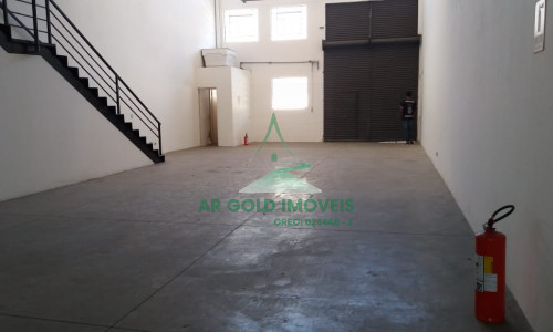 Galpão para locação em Tamboré | 950m² | Doca para caminhão | Pé-direito alto
