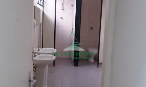 Galpão para locação em Tamboré | 950m² | Doca para caminhão | Pé-direito alto