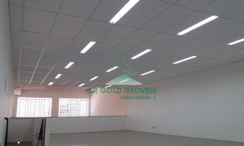 Galpão para locação em Tamboré | 950m² | Doca para caminhão | Pé-direito alto