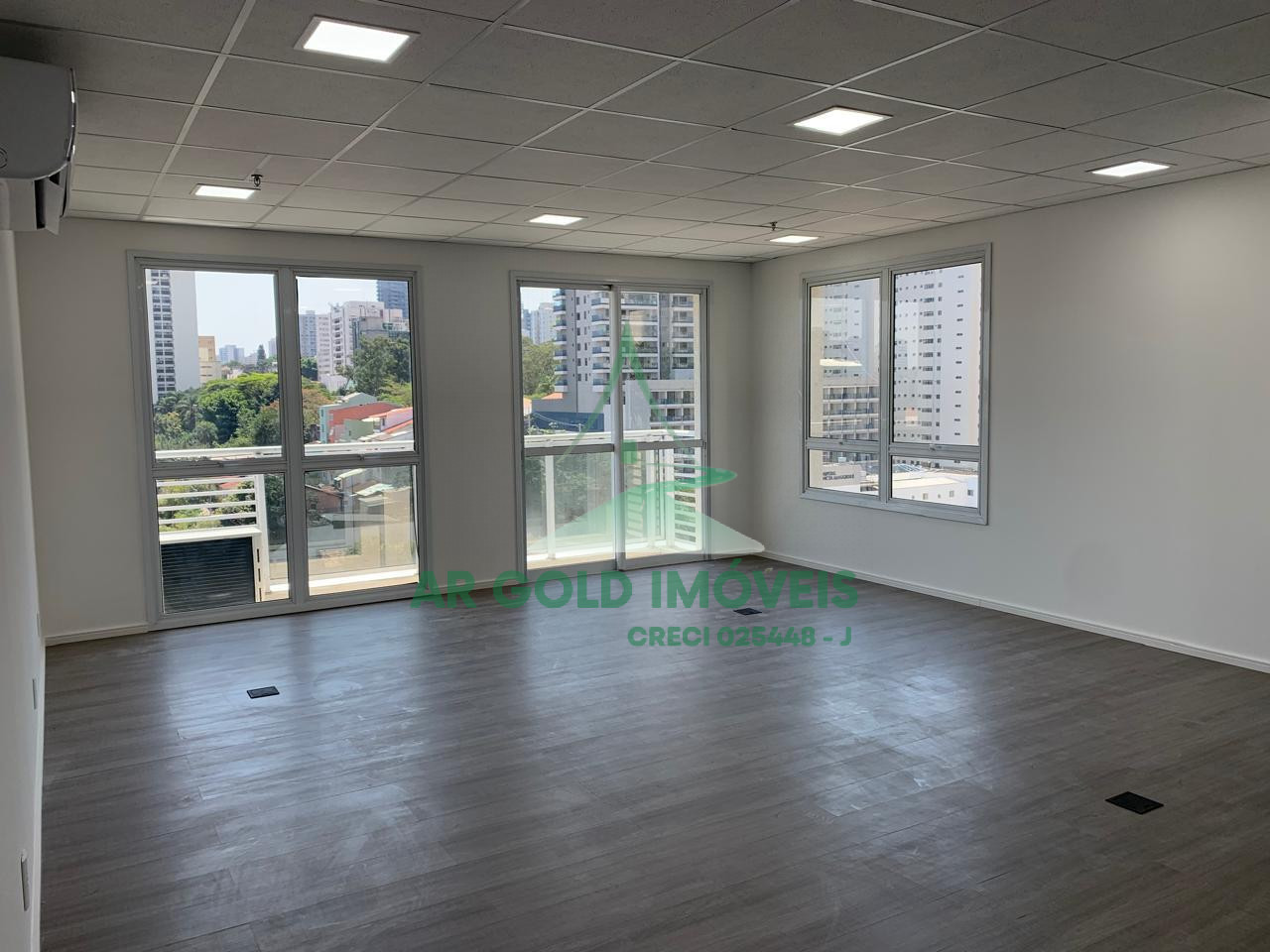 Sala comercial à venda em Pinheiros | 50m² | 1 vaga | Terraço e andar alto