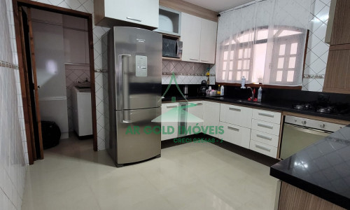 Sobrado à Venda em Piraporinha | 200m² | 3 Dorms (1 Suíte) | 3 Vagas | Planejado