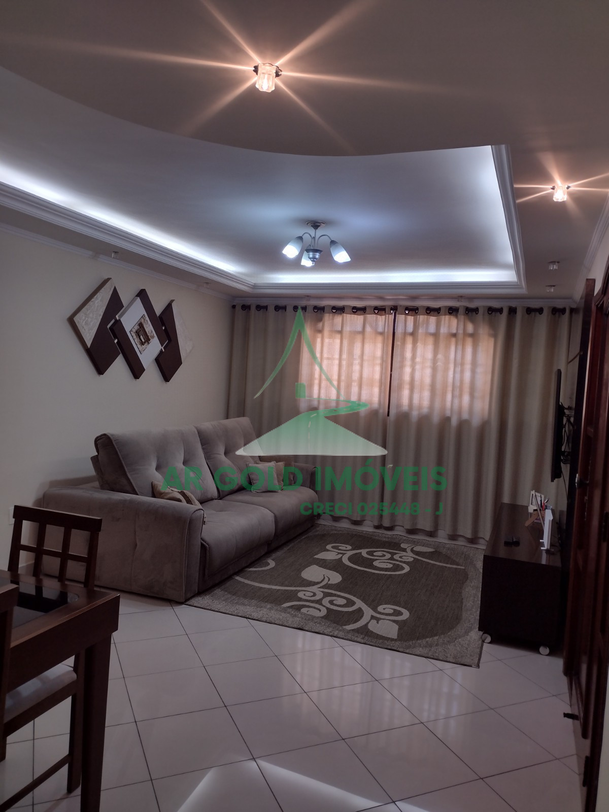 Sobrado à Venda em Itaquera | 180m² | 3 Dorms | 2 Vagas | Quintal e Churrasqueira
