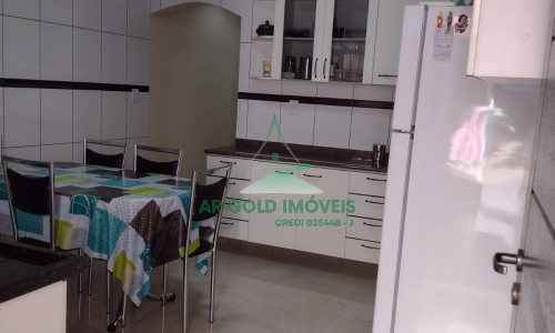 Sobrado à Venda em Itaquera | 180m² | 3 Dorms | 2 Vagas | Quintal e Churrasqueira
