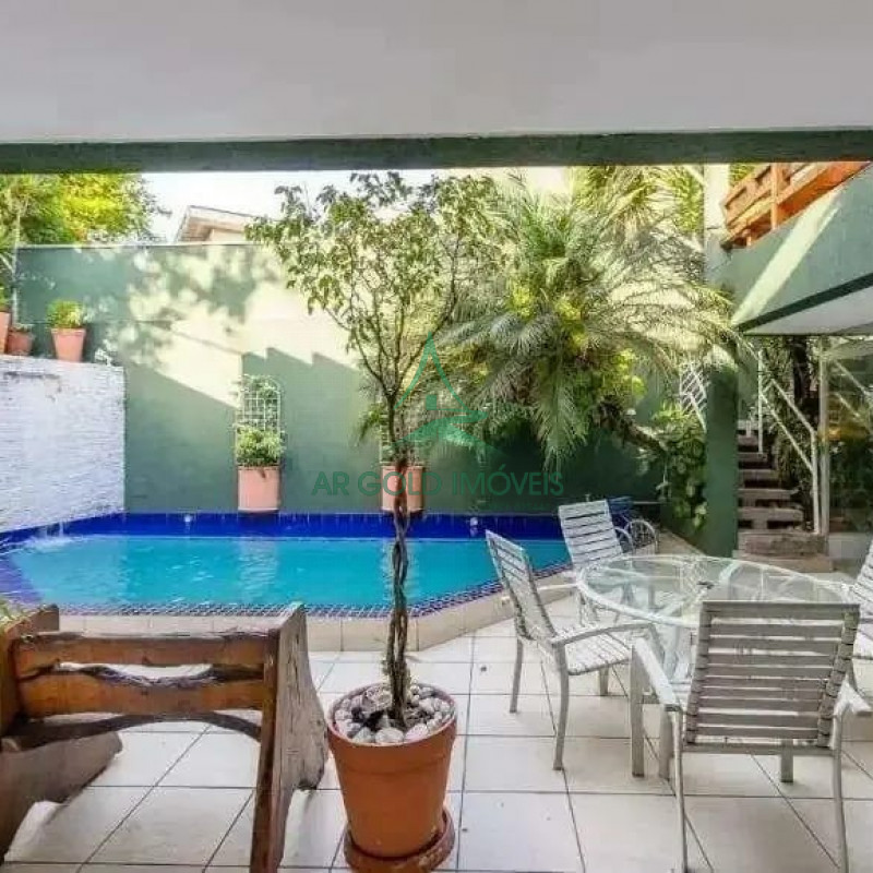 Casa à Venda na Vila Madalena | 280m² | 3 Quartos | 1 Suíte | Piscina | Churrasqueira | 5 Vagas