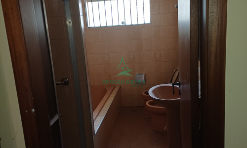 Sobrado à Venda ou Locação em Alto de Pinheiros | 360m² | Piscina | 8 Vagas | Quintal
