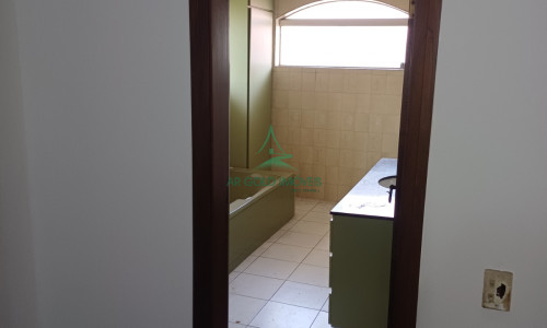Sobrado à Venda ou Locação em Alto de Pinheiros | 360m² | Piscina | 8 Vagas | Quintal