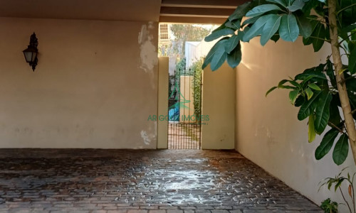 Sobrado à Venda ou Locação em Alto de Pinheiros | 360m² | Piscina | 8 Vagas | Quintal