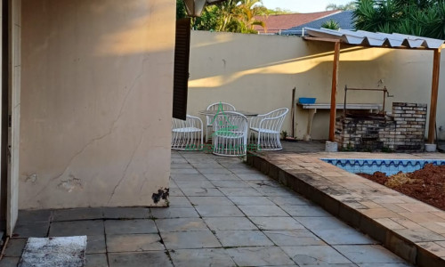 Sobrado à Venda ou Locação em Alto de Pinheiros | 360m² | Piscina | 8 Vagas | Quintal