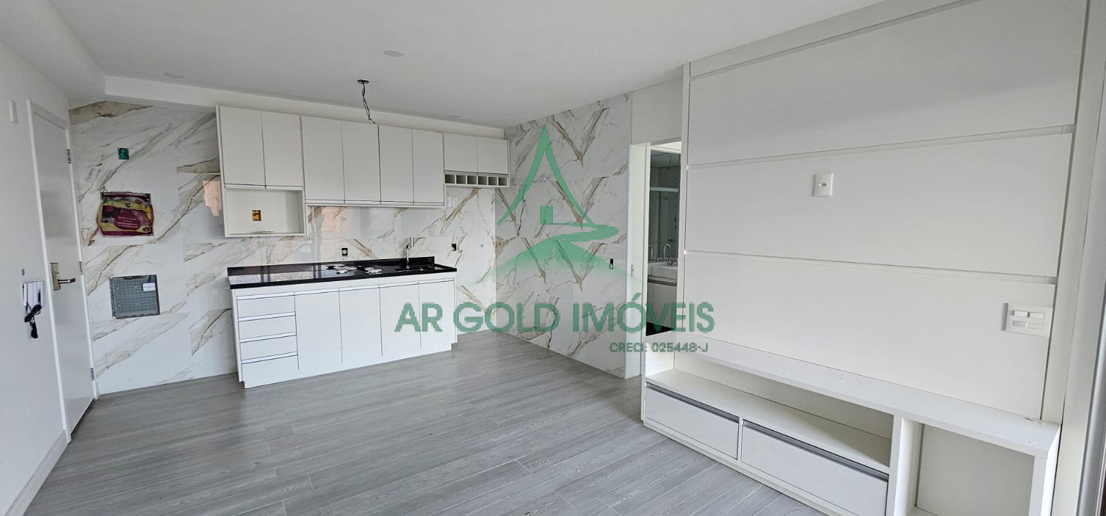Apartamento à Venda em Pinheiros | 1 Suíte | Semi-Mobiliado | Varanda | 2 Vagas | MOOU