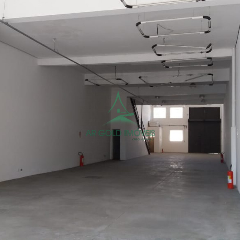 Armazém para Locação em Tamboré | 950m² | Doca | Entrada para Caminhão | 10m de Pé-Direito