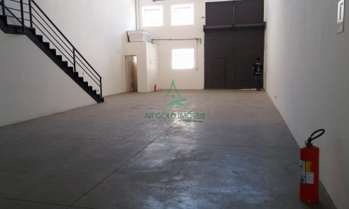 Armazém para Locação em Tamboré | 950m² | Doca | Entrada para Caminhão | 10m de Pé-Direito