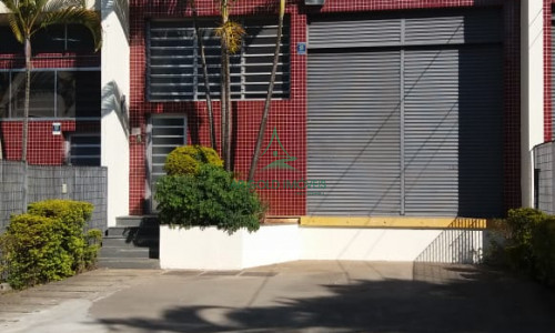 Armazém para Locação em Tamboré | 950m² | Doca | Entrada para Caminhão | 10m de Pé-Direito
