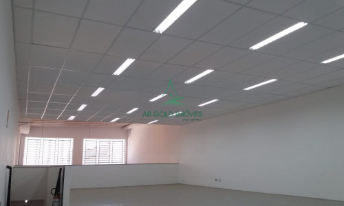 Armazém para Locação em Tamboré | 950m² | Doca | Entrada para Caminhão | 10m de Pé-Direito