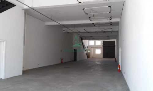 Armazém para Locação em Tamboré | 950m² | Doca | Entrada para Caminhão | 10m de Pé-Direito
