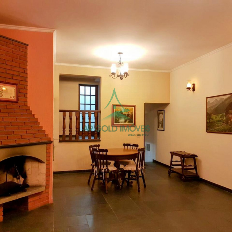 Sobrado à Venda na Lapa | 215m² | 3 Suítes | Planejados | Lareira | 6 Vagas