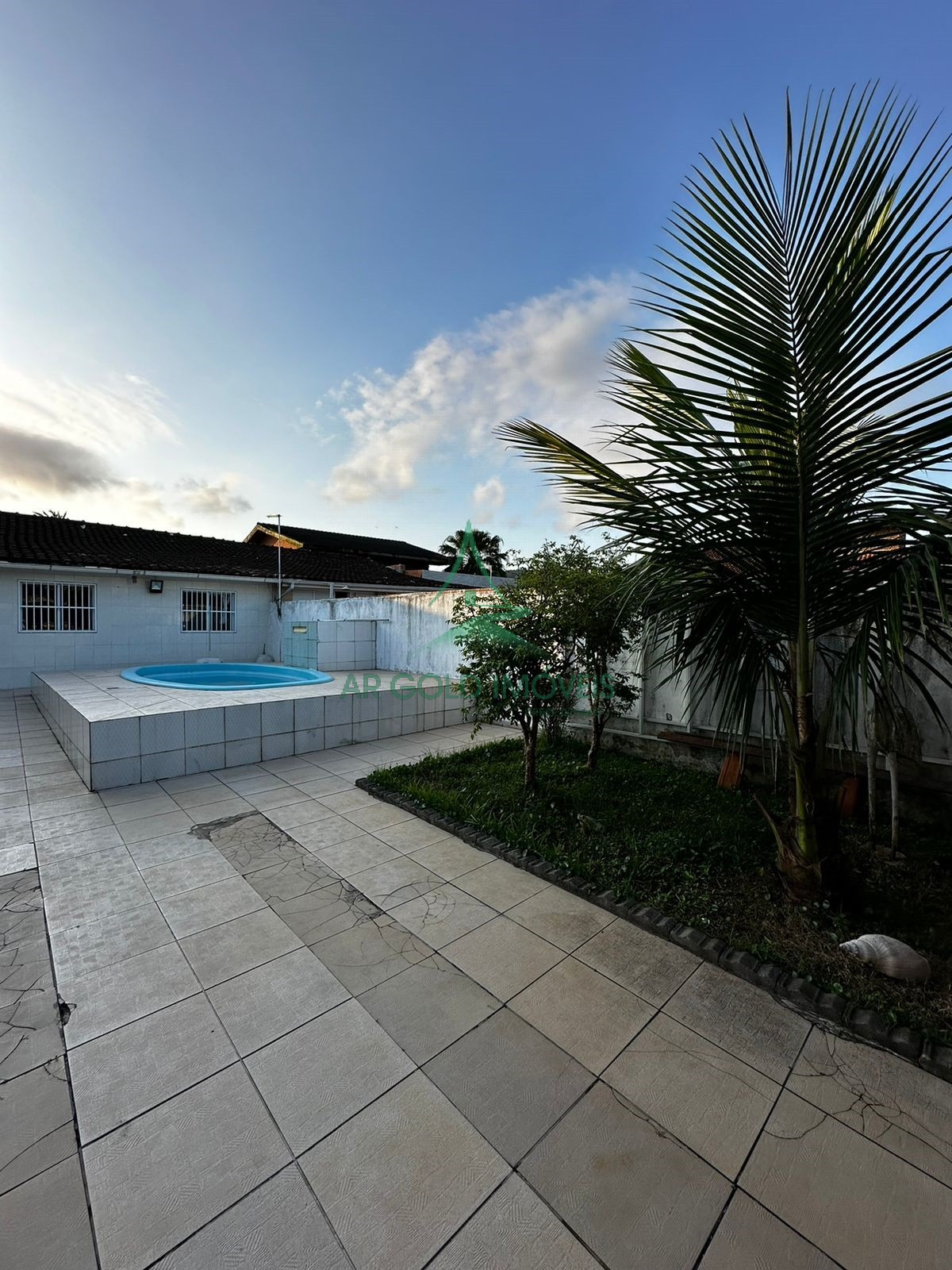 Casa à Venda na Praia da Enseada | 2 Suítes | Piscina | Churrasqueira | 2 Vagas