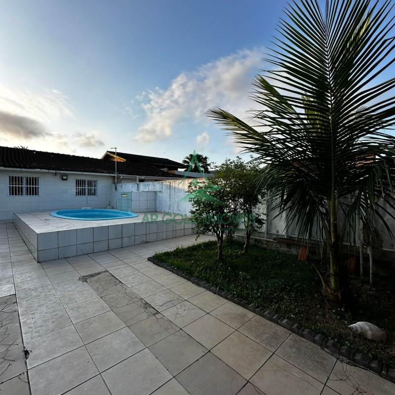 Casa à Venda na Praia da Enseada | 2 Suítes | Piscina | Churrasqueira | 2 Vagas