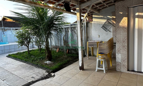 Casa à Venda na Praia da Enseada | 2 Suítes | Piscina | Churrasqueira | 2 Vagas