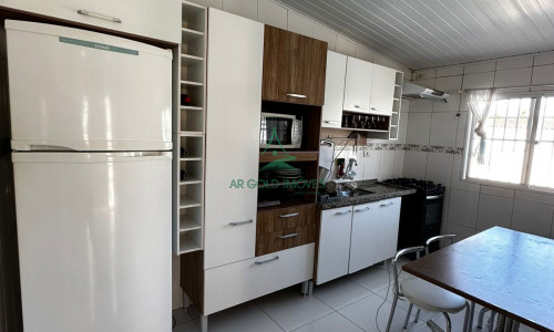 Casa à Venda na Praia da Enseada | 2 Suítes | Piscina | Churrasqueira | 2 Vagas