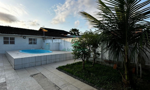 Casa à Venda na Praia da Enseada | 2 Suítes | Piscina | Churrasqueira | 2 Vagas