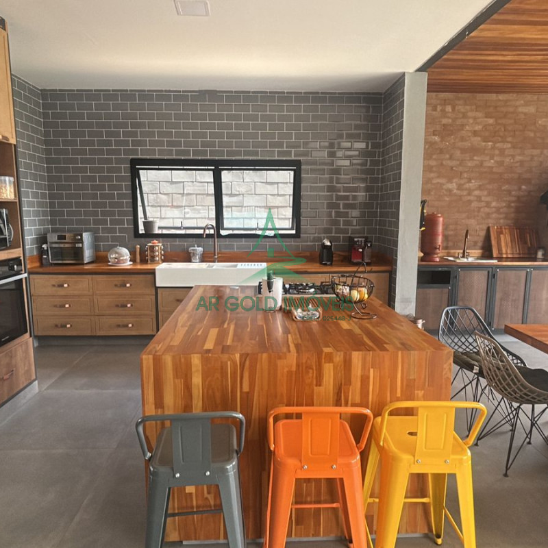 Casa em Condomínio no Parque Petrópolis | 380m² | 4 Suítes | Piscina | Porteira Fechada