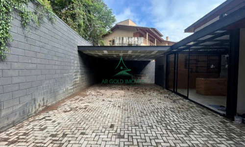 Casa em Condomínio no Parque Petrópolis | 380m² | 4 Suítes | Piscina | Porteira Fechada