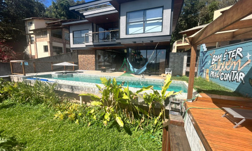 Casa em Condomínio no Parque Petrópolis | 380m² | 4 Suítes | Piscina | Porteira Fechada