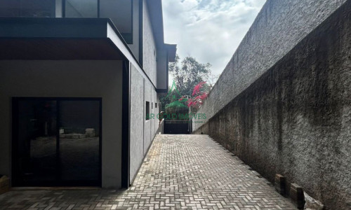 Casa em Condomínio no Parque Petrópolis | 380m² | 4 Suítes | Piscina | Porteira Fechada