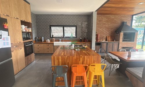 Casa em Condomínio no Parque Petrópolis | 380m² | 4 Suítes | Piscina | Porteira Fechada