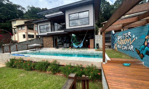 Casa em Condomínio no Parque Petrópolis | 380m² | 4 Suítes | Piscina | Porteira Fechada