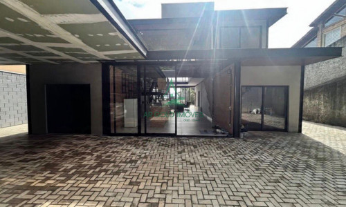 Casa em Condomínio no Parque Petrópolis | 380m² | 4 Suítes | Piscina | Porteira Fechada