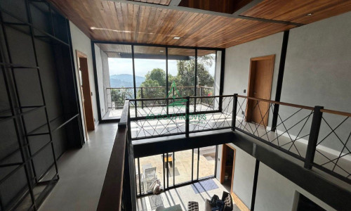 Casa em Condomínio no Parque Petrópolis | 380m² | 4 Suítes | Piscina | Porteira Fechada